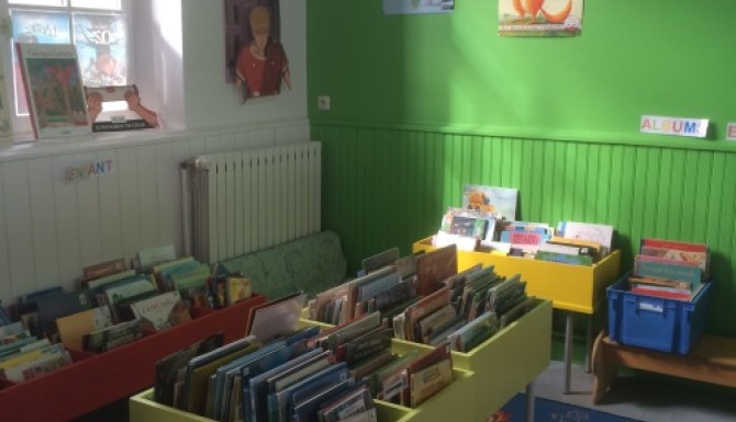 espace enfants avec des bacs verts pomme. Mur de couleur verte