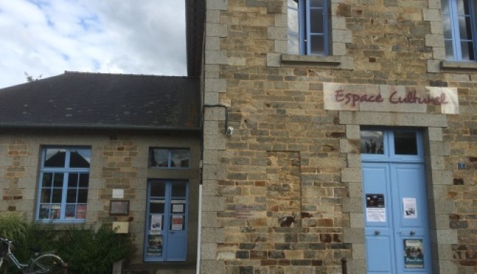 façade extérieure. Maisonette en pierre