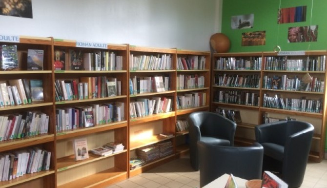 espace adultes avec des rayonnages en bois le long des murs
