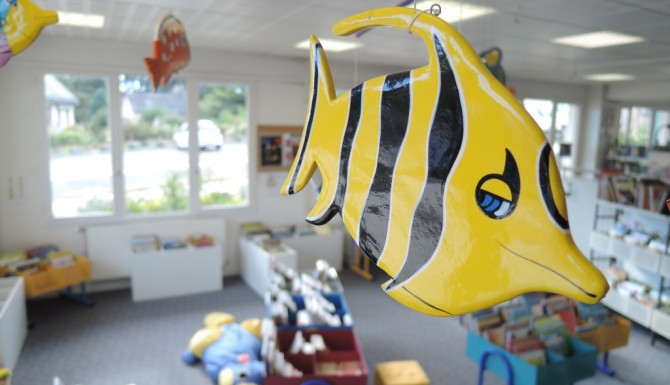 Saint-Erblon - espace jeunesse. Un poisson jaune et noir est accroché au plafond. Très coloré