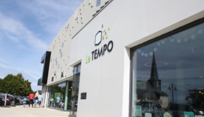 façade extérieure de la bibliothèque. Bâtiment très contemporain