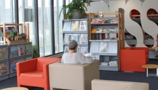espace de lecture avec des fauteuils cosy beiges et oranges
