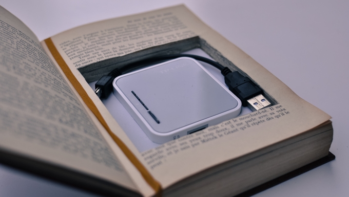 "#BiblioBox #LibraryBox #PirateBox" (CC BY-SA 2.0) by Sylvain Naudin Bibliobox insérée dans un ouvrage