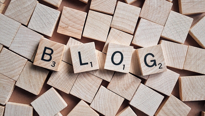 Blogs de lecture. Lettres de jeu de Scraable formant le mot "blog".