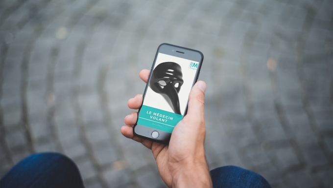 Montage réalisé sur Smartmockups Vue du dessus d'une personne lisant un livre numérique sur un Iphone