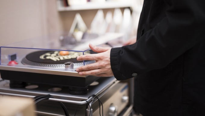 CC0 Freepik. Une personne écoutant un dique sur une platine vinyle.