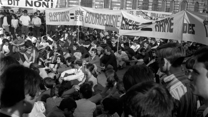 Fonds André Cros (Archives of Toulouse). Tous droits réservés. Place du Capitole. 11 ou 12 juin 1968. Vue d'ensemble en contre-plongée des manifestants, une partie d'entre-eux sont assis par terre. Cliché pris durant les évènements de Mai 68 à Toulouse.
