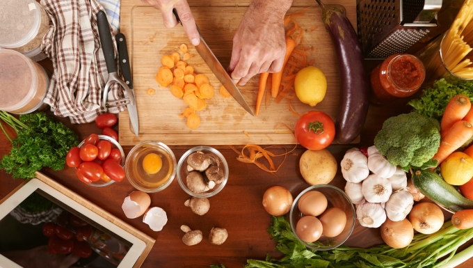 CC0 Freepik. Personne cuisinant sur un plan de travail.