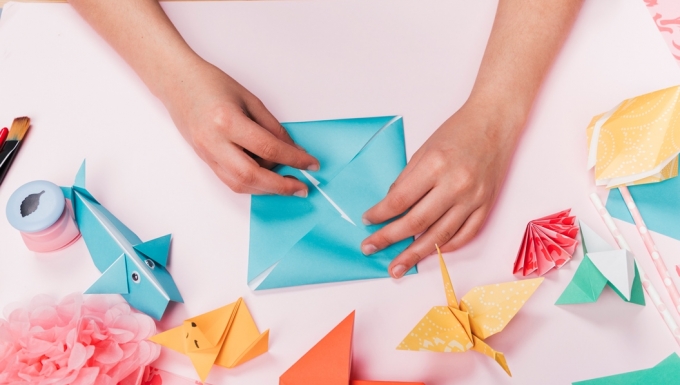 CC0 Freepik. Une personne réalisant des origamis.