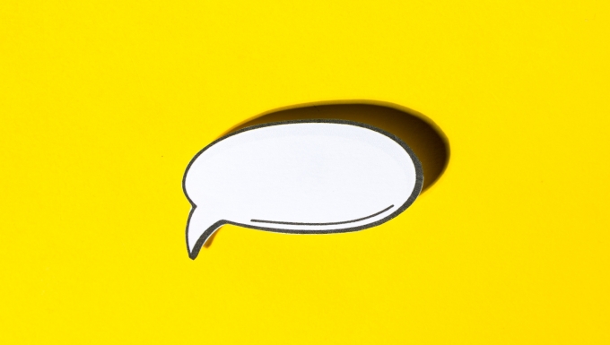 CC0 Freepik. Photo d'une bulle de bande dessinée sur un fond jaune.