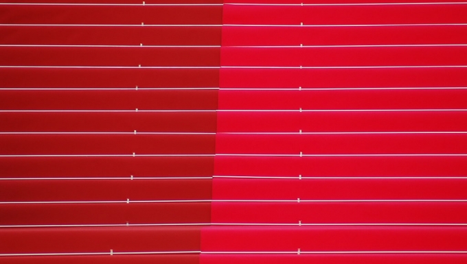"Cannes Red Carpet" (CC BY 2.0) by jamiejohndavies Gros plan des marches du Festival des Cannes.