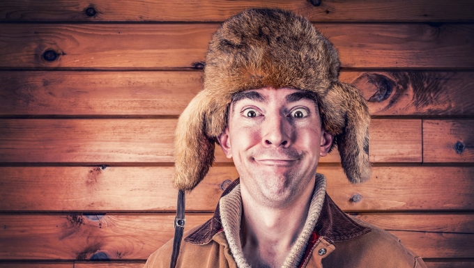 Pexels - CC0 - http://static.pexels.com/wp-content/uploads/2015/02/emotion-face-fur-4618-525x350.jpg Homme coiffé d'un bonnet en fourrure de castor, souriant