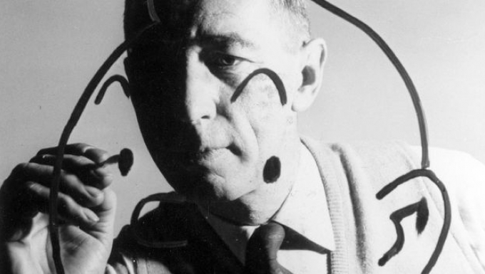 Hergé, à l'ombre de Tintin Hergé dessinant le visage du personnage de Tintin sur une surface transparente