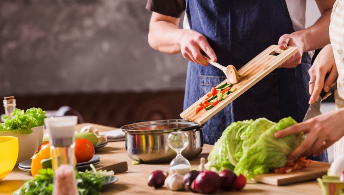 CC0 Freepik. Un homme et une femme préparant une recette.