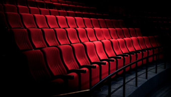 CC0 Freepik. Des rangées de fauteuils d'une salle de cinéma.