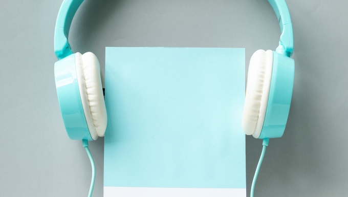 CC0 Freepik Un casque audio posé sur un livre.