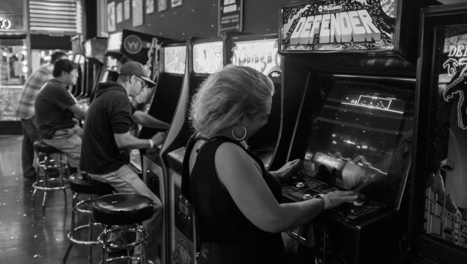 CC-BY-SA ali sinan köksal Salle d'arcade, bornes et personne jouant à des jeux divers