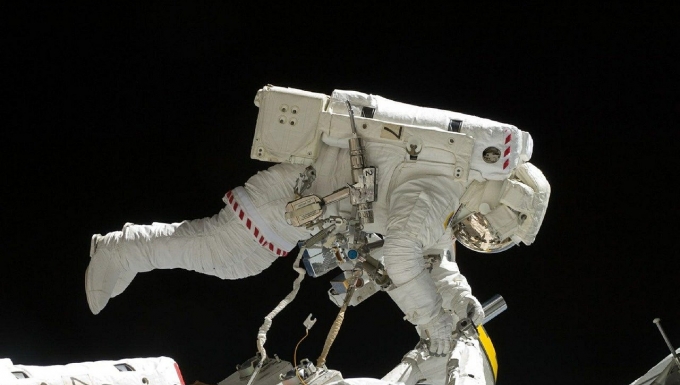 CC0 Pixabay Un astronaute travaillant sur une station spatiale.