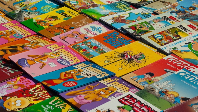 Pixabay - CC0 Table de libraire contenant de très nombreuses bandes dessinées
