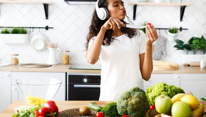 Musique photo créé par freepic.diller Une femme cuisinant en musique.