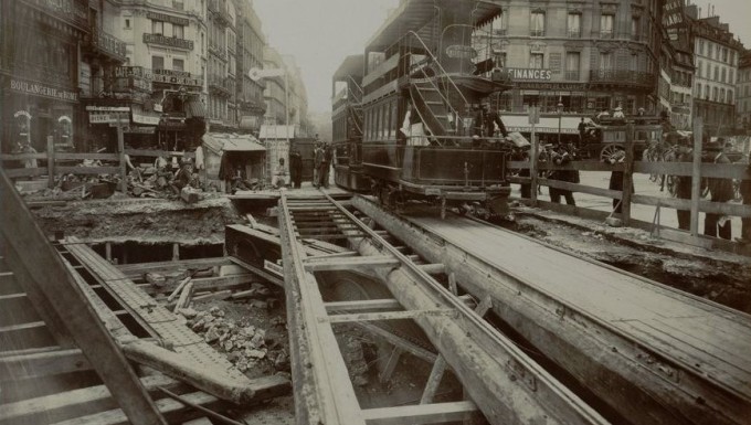 Construction du chemin de fer métropolitain municipal de Paris. 1898-1900. II. / Godefroy. Source : École nationale des ponts et chaussées. Photo en noir et blanc de la construction du chemin de fer métropolitain municipal de Paris