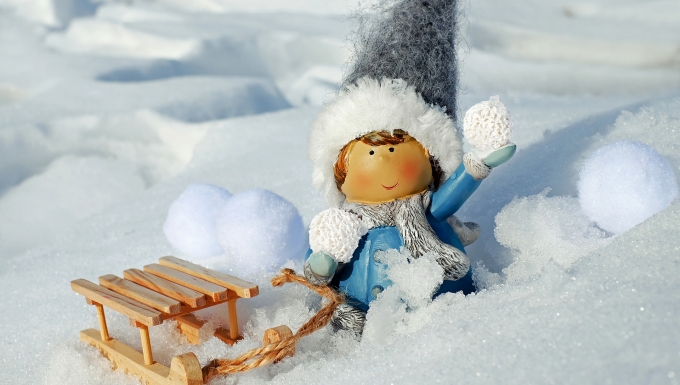 CC0 - Pixabay (https://pixabay.com/fr/fille-figure-boule-de-neige-jeter-2962556/) petit personnage trainant une luge dans la neige