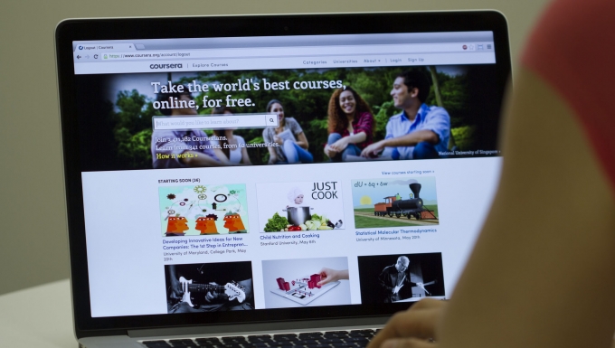 Personne naviguant sur le site web Coursera sur un ordinateur portable