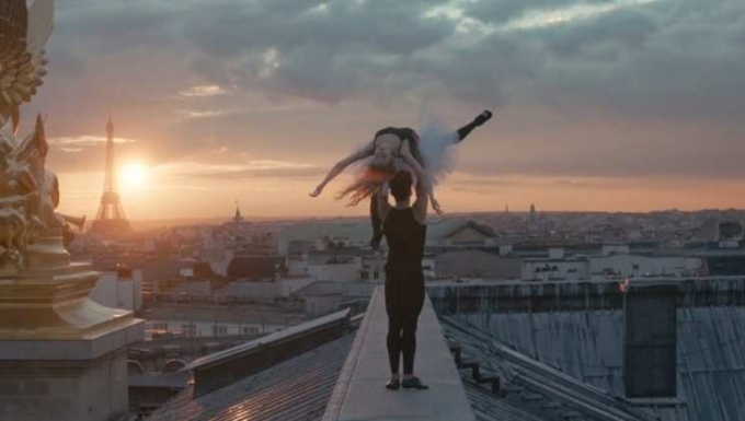 Visuel extrait du court métrage "Haut vol" de Louis de Caunes. Tous droits réservés. Deux danseurs de ballet sur les toits de l'Oépra Garnier.