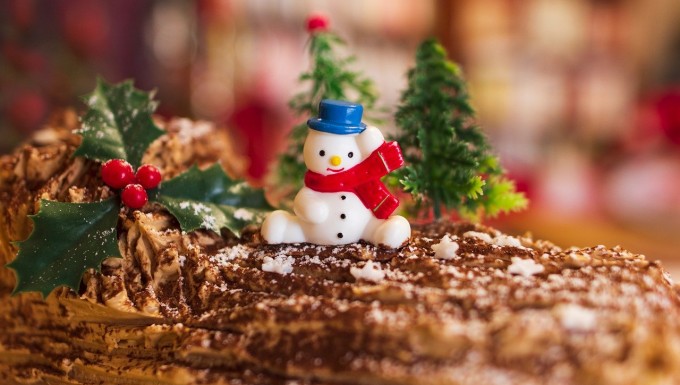 CC0 - Pixabay - Mrdidg Une bûche de Noël surmontée de décorations