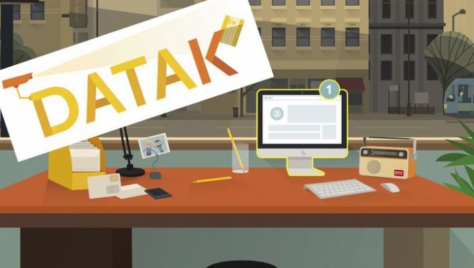 Datak.ch - tous droits réservés Capture d'écran du jeu Datak. On y voit, dessiné en style cartoon, un bureau, un ordinateur et divers objets. Au dessus, le logo Datak surmonté d'une caméra de vidéosurveillance