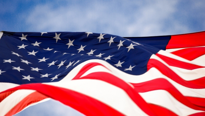 CC0 - Pixabay. Drapeau américain flottant dans les airs.