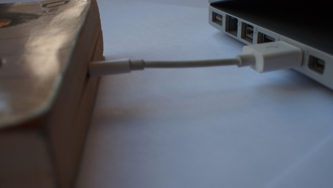 "P7280356" (CC BY 2.0) by remiforall Livre relié à un ordinateur via un câble usb