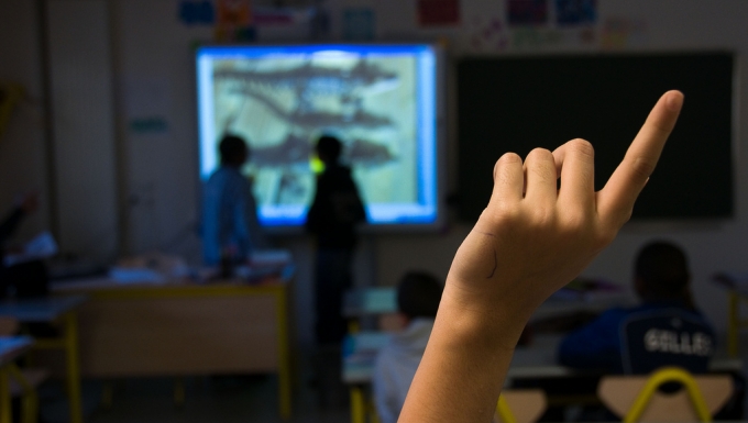"Moi m’sieur !" (CC BY-NC-ND 2.0) by CG94 photos Main levée d'un élève dans une salle de classe pour répondre à une question