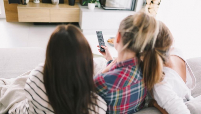 Technologie photo créé par freepik - CC0 Des jeunes femmes vues de dos regardant la tv