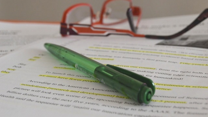 "Studying" (CC BY 2.0) by zwenzini Stylo et paire de lunettes sur documents papier