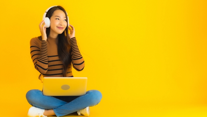 CC0 - Freepik Une jeune femme écoute la musique d'un fil au casque