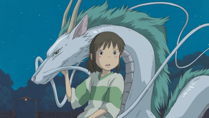 Copyright Studio Ghibli - visuel fourni par Médiathèque Numérique Capture du film Le voyage de Chihiro, on y voit la jeune fille accompagnée d'un dragon