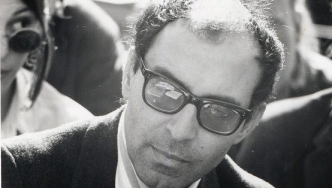 Crédit : "Jean-Luc Godard at Berkeley, 1968" (CC BY 2.0) by Gary Soup portrait en noir et blanc de Jean-Luc Godard en 1968