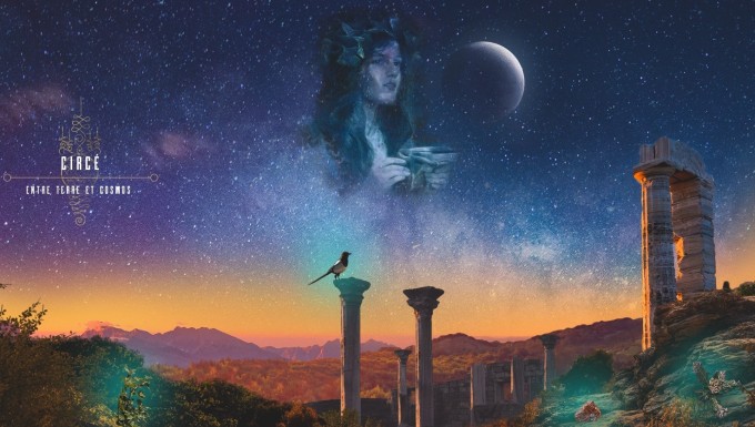 Muséum de Toulouse - tous droits réservés Une page du grimoire consacré à Circée. Sa silhouette est visible dans le ciel étoilé, en premier plan il est visible un paysage de ruines antiques