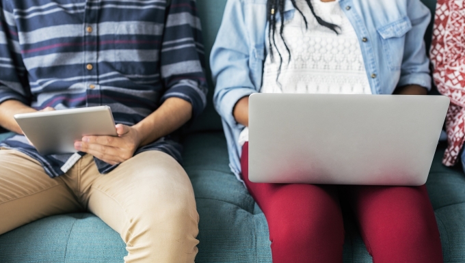 CC0 Public Domain. Source : https://pixabay.com/fr/garçon-pause-navigation-occasionnel-1986107/ Deux adolescents utilisant respectivement un ordinateur portable et une tablette.