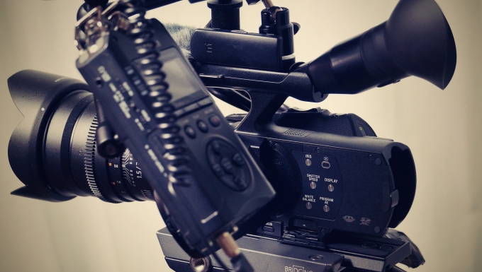 CC0 Public Domain. Source : https://pixabay.com/fr/sony-lentille-walimex-cam%C3%A9ra-1455033/ Une caméra en gros plan.