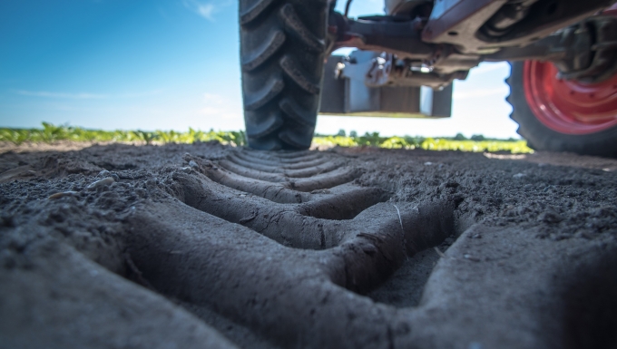 CC0 Public Domain. Source : httpspixabay.comfrtracteur-landtechnik-champ-2654154 Marques de roues de tracteur sur une terre meuble.