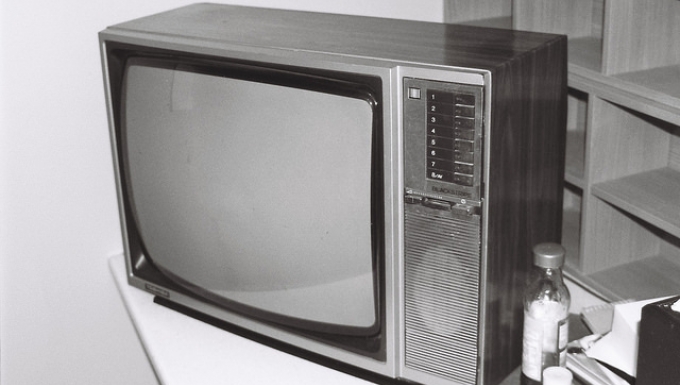 "Old Toshiba Blackstripe television set" (CC BY 2.0) by Matthew Paul Argall vieille télévision. Photo en noir et blanc