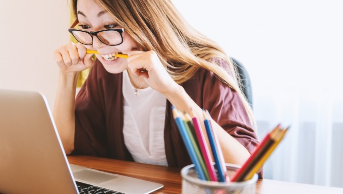 Une étudiante travaillant sur un ordinateur portable.