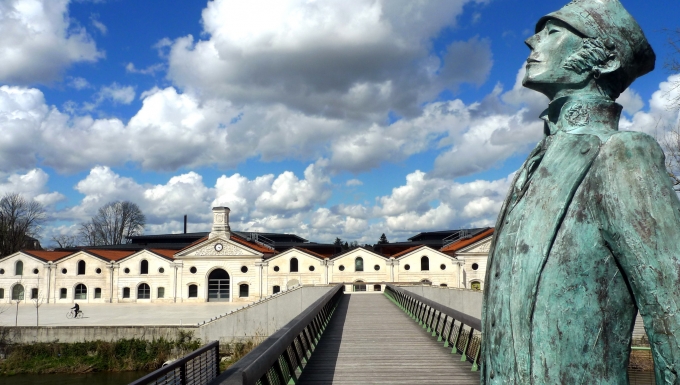 "le personnage de BD Corto Maltesse (Ango" (CC BY 2.0) by jean-louis zimmermann Statue du personnage de BD Corto Maltesse avec en arrière-plan le musée de la BD d’Angoulême.