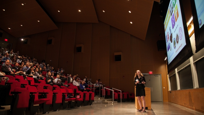 "MOOCs_006" (CC BY-SA 2.0) by lwmooc Cours en amphithéâtre
