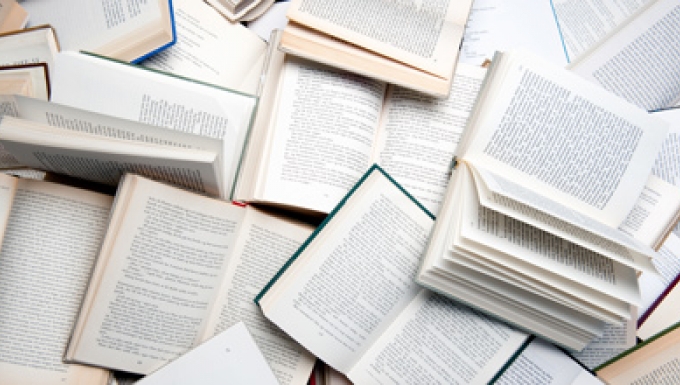 Livres Masse de livres ouverts disposés aléatoirement les uns sur les autres