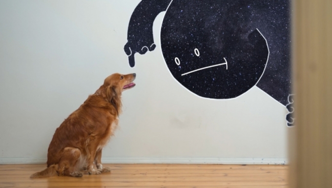 Mr Night Has A Day Off Illustration copyright http://numerik.blogspirit.com Monsieur Nuit s'apprête à toucher un chien golden retriever