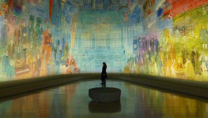 CC0 Photo d'un epersonne visitant une galerie.