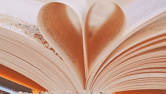 CC0 - Pixabay Livre plié en forme de coeur, posé sur plage